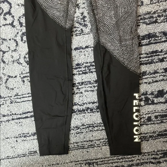 SET OF 2! Lululemon Peloton Black and White Pattern and all black Leggings sz 8 - Picture 4 of 7